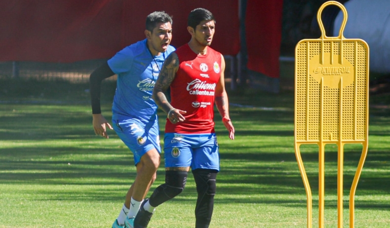 Víctor Guzmán regresó a los entrenamientos con Chivas _ Foto_ David Tamayo