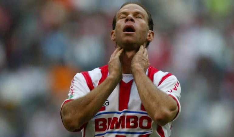 Zague le regala playera a niña que le va al Necaxa. Foto: Mexsport