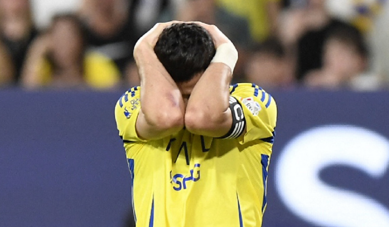 Cristiano Ronaldo no pudo ante Julián Quiñones foto_ Reuters