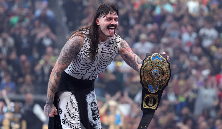Dominik Mysterio celebra el Campeonato Intercontinental / Foto: AFP