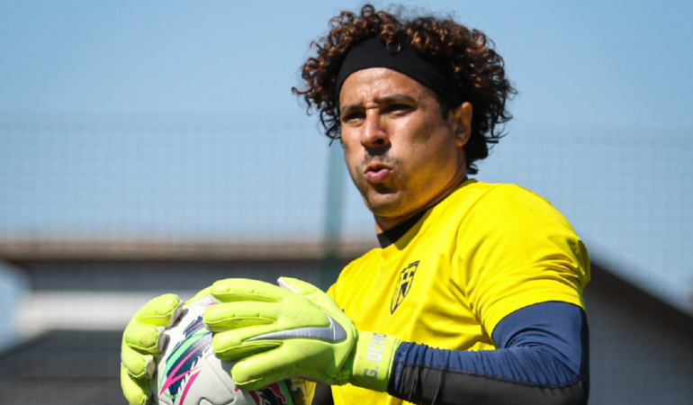 Guillermo Ochoa recibe seis goles foto_@ @afs_viladasaves