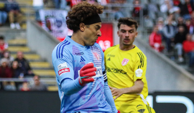 Guillermo Ochoa y el AVS no pudieron mantener la victoria. Foto: @afs_viladasaves