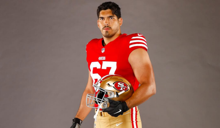 Isaac Alarcón vive su quinto año en la NFL