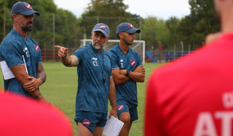 José Antonio Castro con su equipo Club Atlético Atenas de la Ligad e Uruguay. Foto: @Club Atlético Atenas