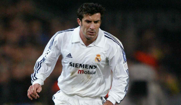 La afición del Barcelona le lanzó una cabeza de cerdo a Figo _ Foto_ Mexsport