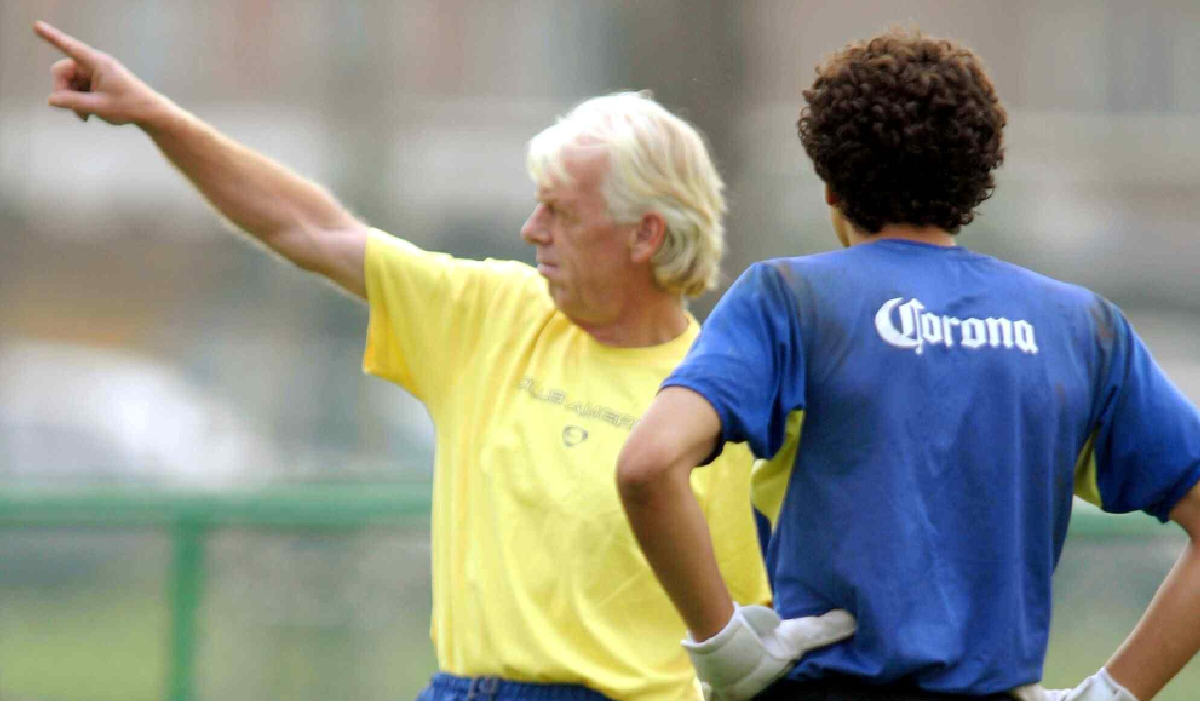 https://storage.googleapis.com/static.elsoldemexico.com.mx/elesto/2025/04/Leo-Beenhakker-impulso-la-carrera-de-Memo-Ochoa.png