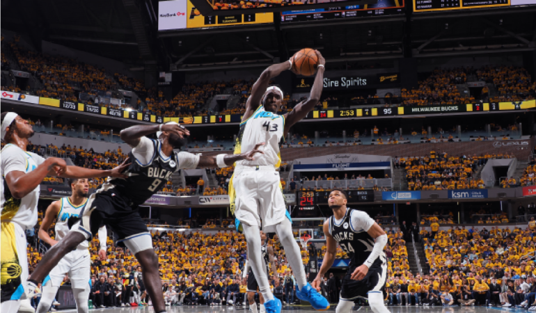 Los Indiana Pacers se llevan la primera victoria dentro del los playoffs de la NBA. Foto: AFP