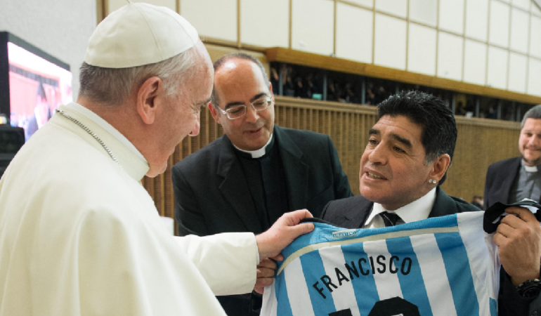 Maradona le entregó a Francisco I una playera de Argentina / Foto: Reuters