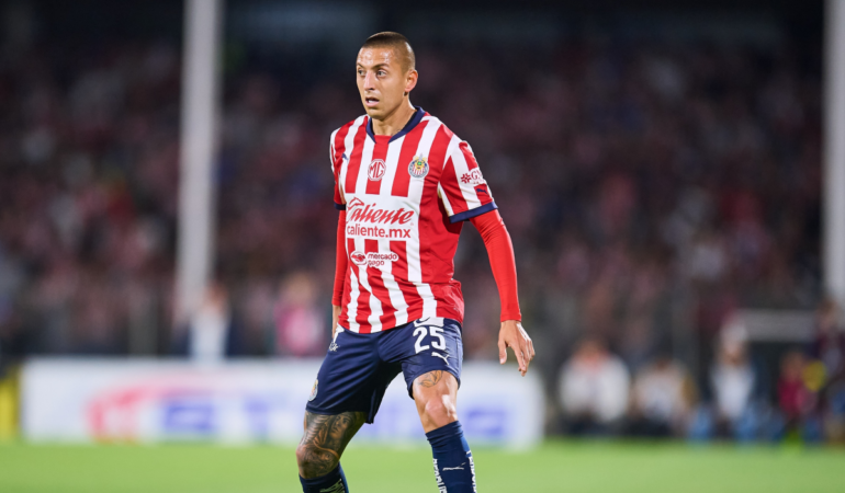 Roberto Alvarado es el único delantero destacable de Chivas / Foto: Mexsport