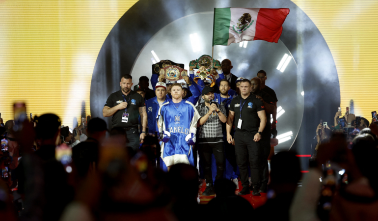 Canelo Álvarez entró a la ANB Arena casi vacía con Luis R. Conriquez / Foto: Reuters