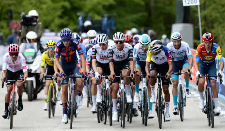 El mexicano Isaac del Toro se mantiene en el top 5 Giro de Italia. Foto: AFP