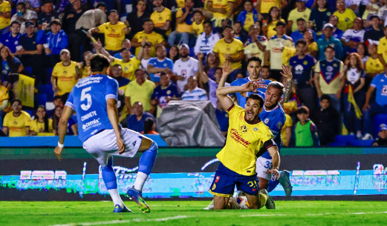 Henry Martín se queja de una falta en el área / Foto: Luis Garduño