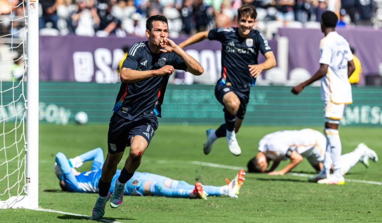 Hirving Lozano marcó su quinto gol en la MLS