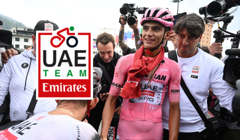 Isaac del Toro recibe felicitaciones por parte de su equipo tras hacer historia en el Giro de Italia_FOTO REUTERS