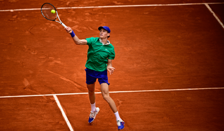 Jannik Sinner avanzó sin problemas a los octavos de final del Roland Garros. Foto: AFP