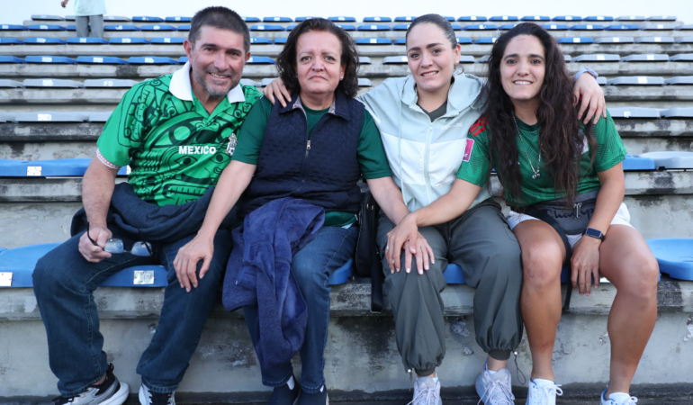 La afición de la selección mexicana contenta con el regreso de Charlyn Corral. Foto: Oswaldo Figueroa _ENVIADO
