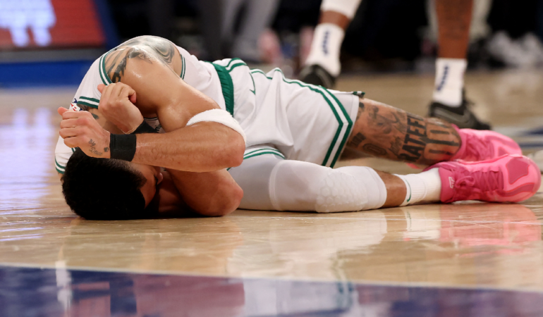 La estrella de Boston Celtics salió lesionado y están al borde de la eliminación por New York. Foto: AFP