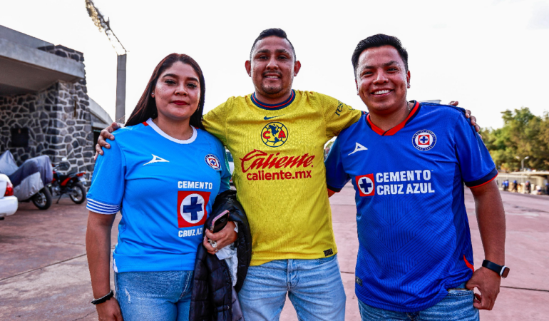 Los aficionados disfrutan de la rivalidad entre Cruz Azul y América / Foto: Luis Garduño