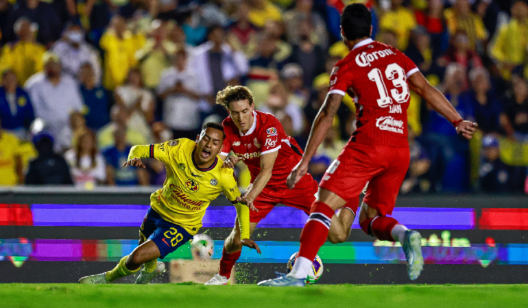 Los silbantes criticaron que no se sancionaran penaltis en favor del América / Foto: Luis Garduño