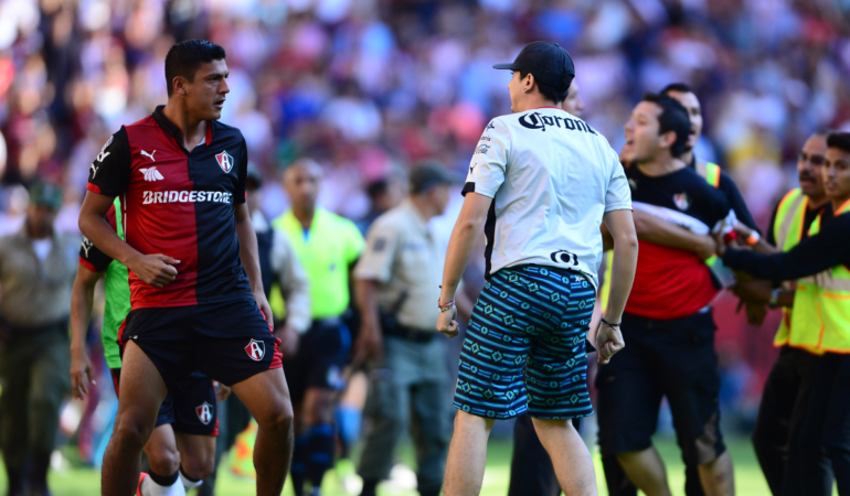 Luis Venegas pateó a un aficionado por querer golpear a Tomás Boy / Foto: Mexsport