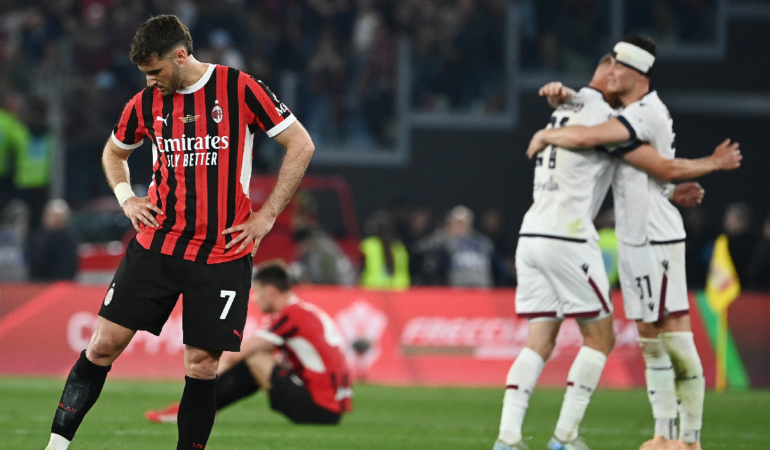 Santiago Giménez recibe la tarjeta roja en el Milan ante la Roma. Foto: AFP
