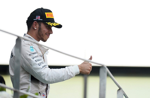 nota-autos-hamilton-mercedes