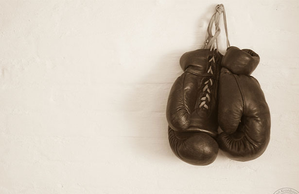 nota-box-guantes-colgados