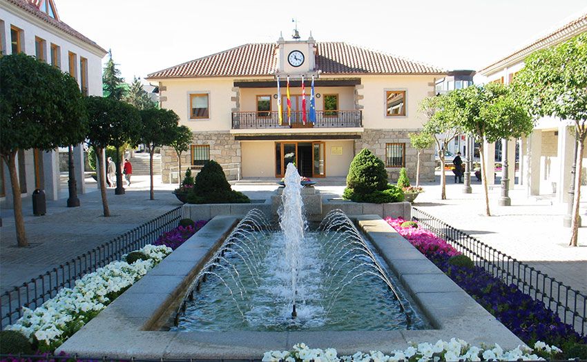 Vistas de la fuente y el ayuntamiento de torrelodones en la plaza mayor