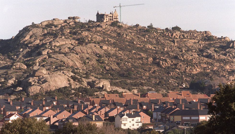 Vistas de la ciudad de torrelodones con el canto del pico al fondo