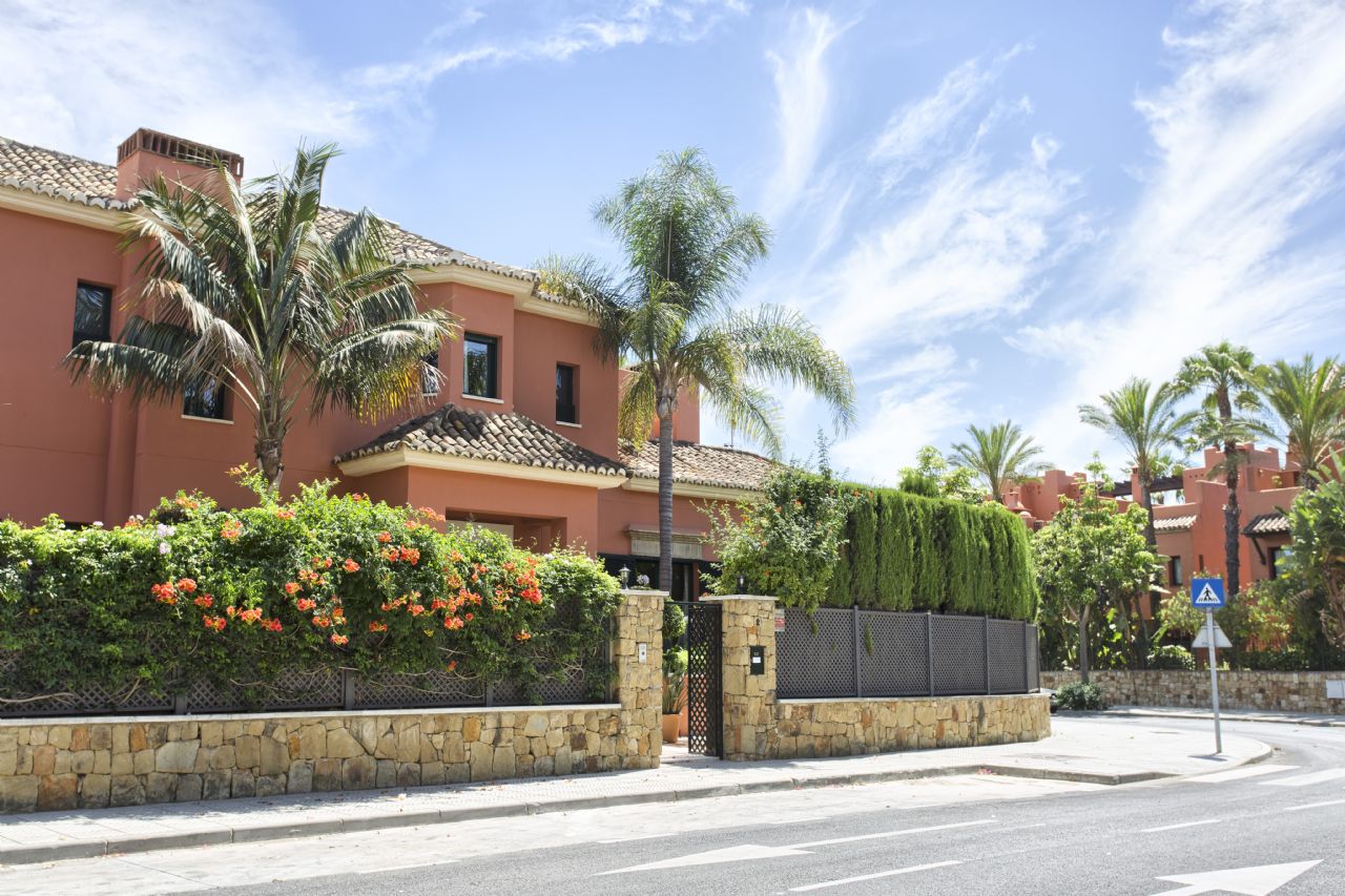 Luksus talo sijainti Marbella, Altos de Puente Romano, loma-asunnot