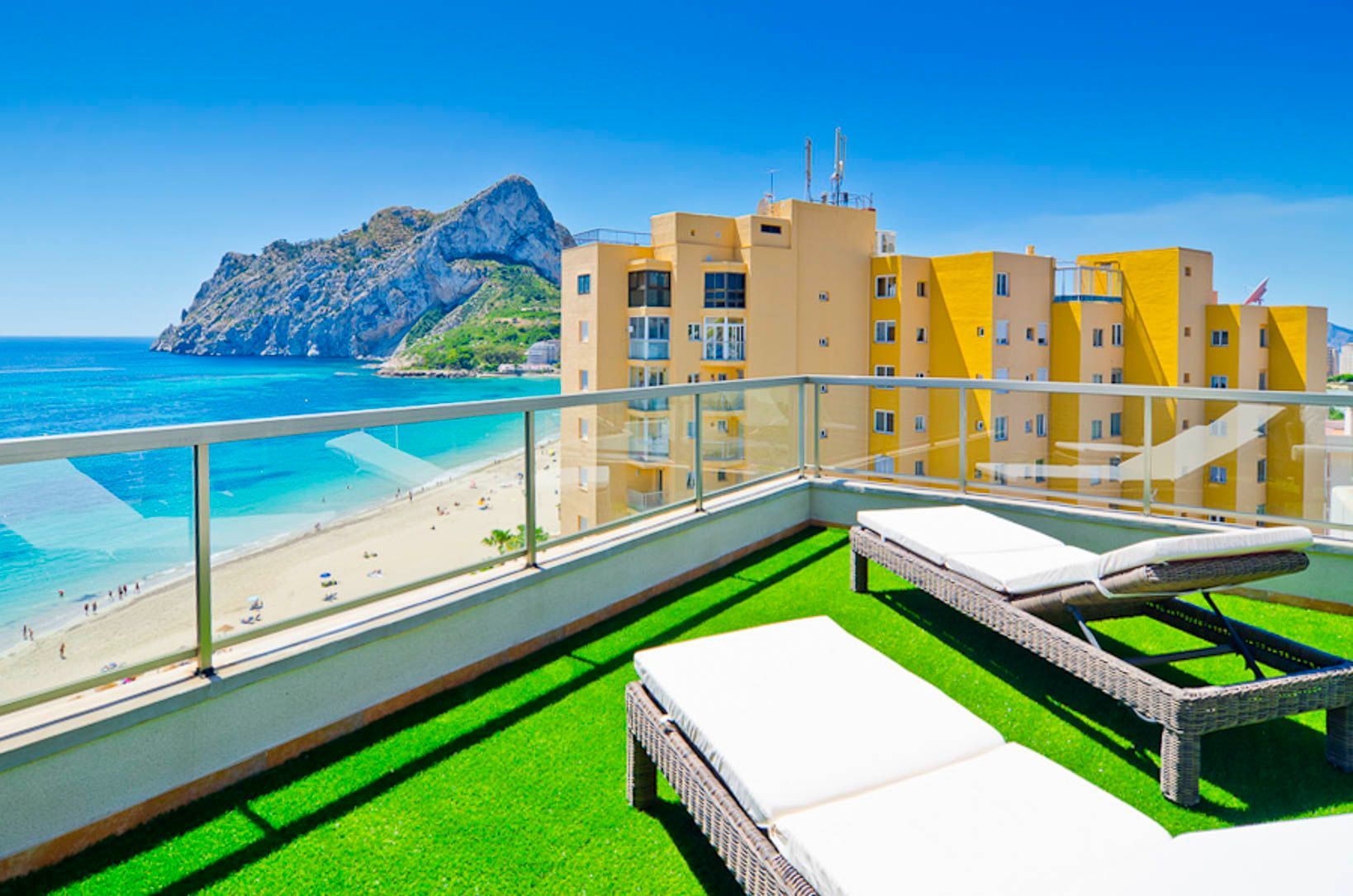 Penthouse - duplex en première ligne de plage avec des vues ouvertes sur la mer et le Peñon de Ifach