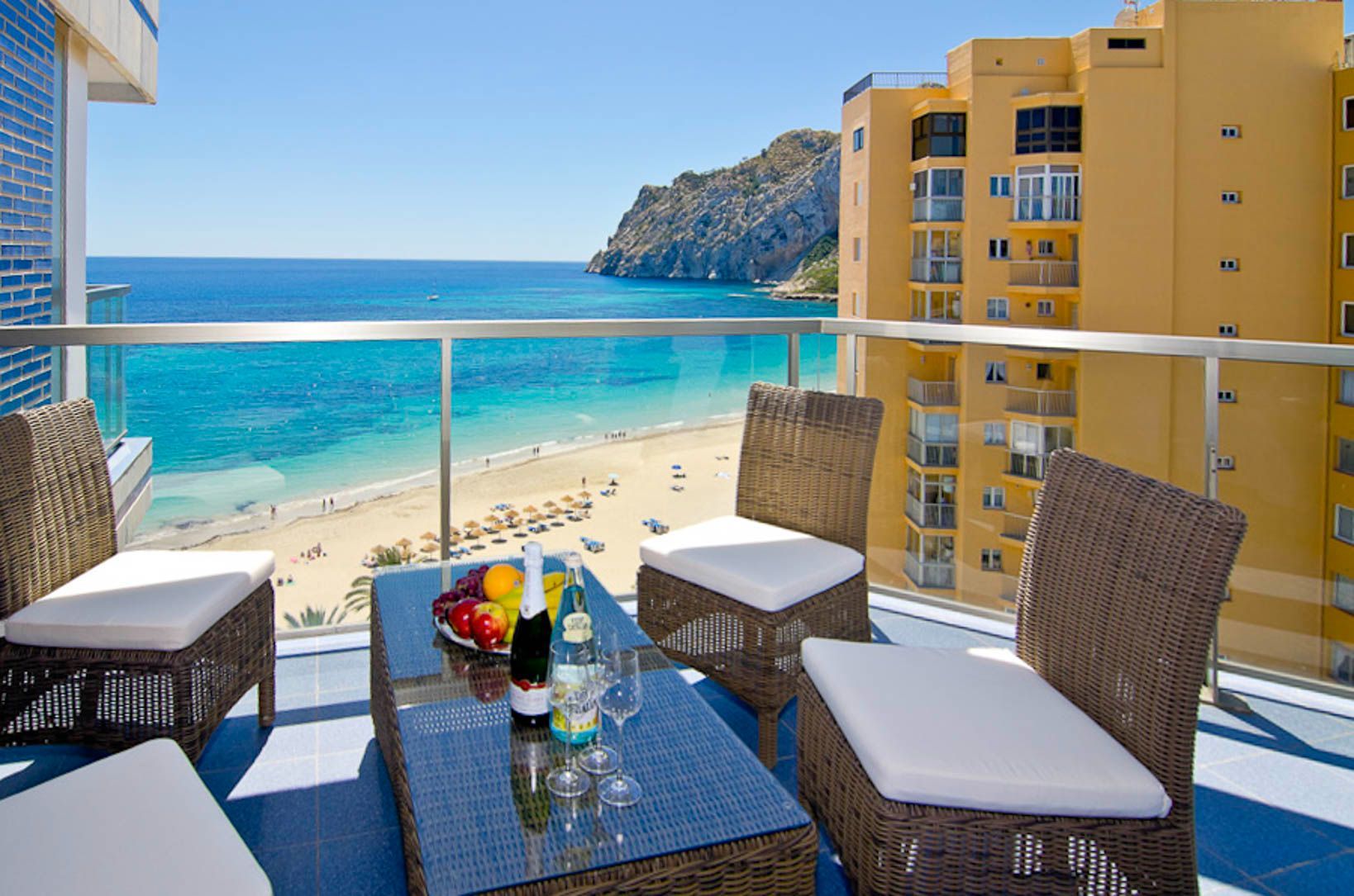 Penthouse - duplex on the first line of the beach with open views to the sea and the Peñon de Ifach