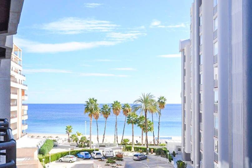 Appartement avec vue sur la mer dans la première ligne de mer à Calpe.