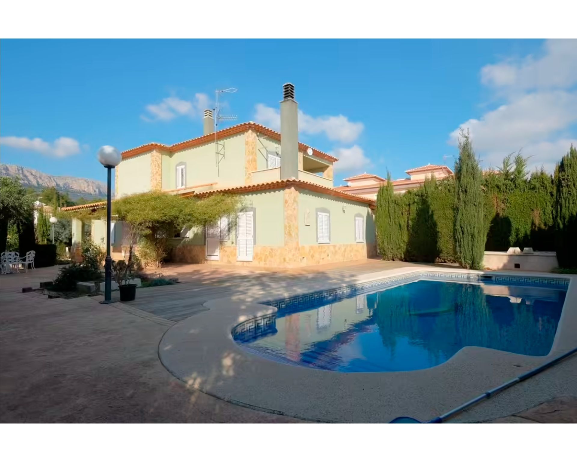 Magnificent independent villa with garden and pool