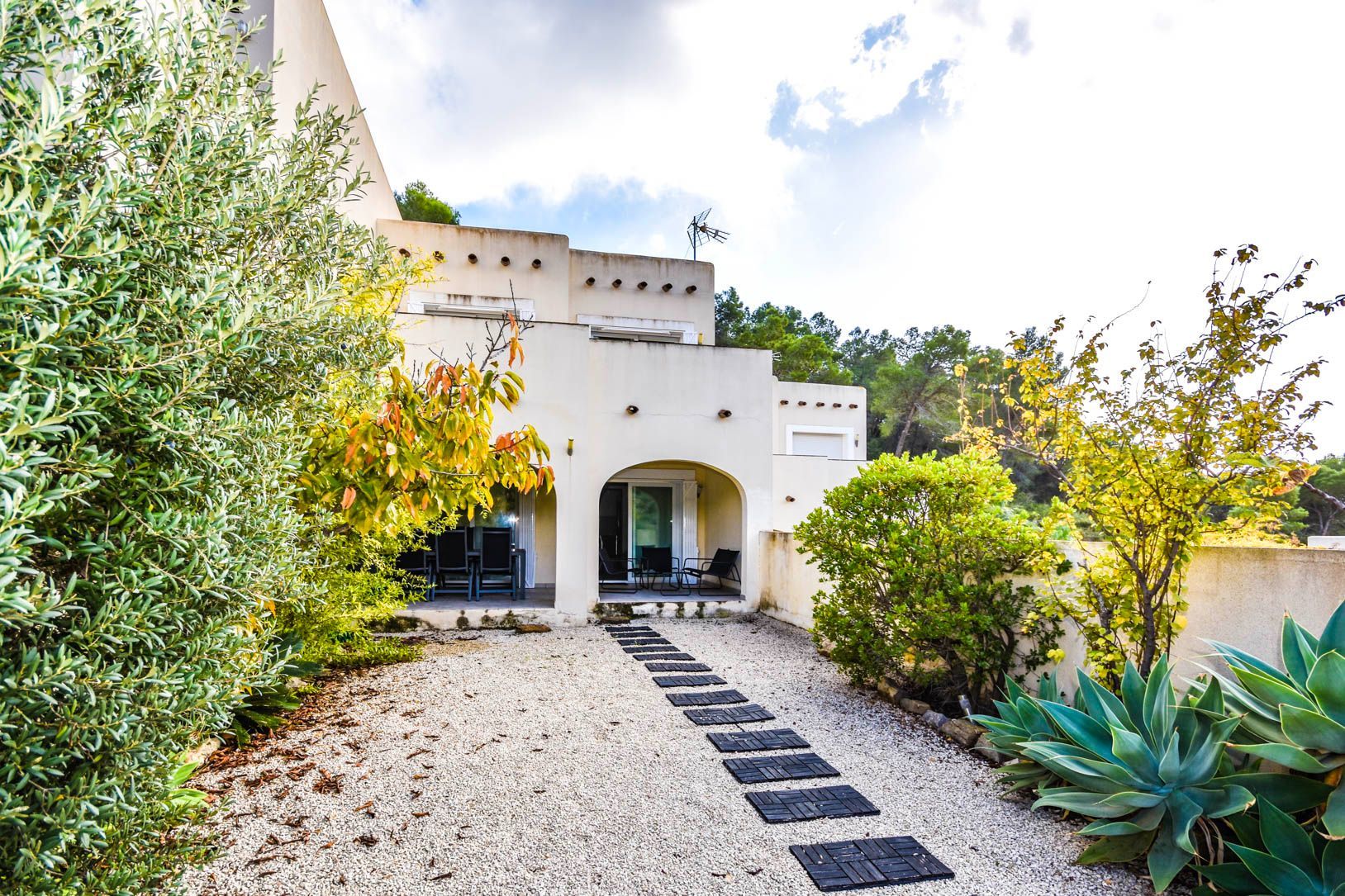 BONITO BUNGALOW CON JARDÍN EN URBANIZACIÓN PRIVADA