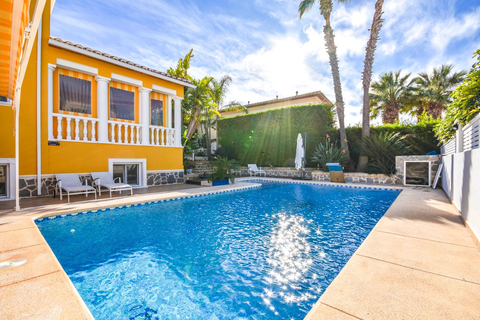 MAGNIFICENT DETACHED VILLA 600 METRES FROM THE BEACH