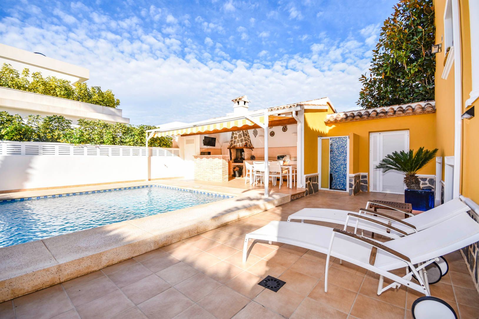 MAGNIFICENT DETACHED VILLA 600 METRES FROM THE BEACH