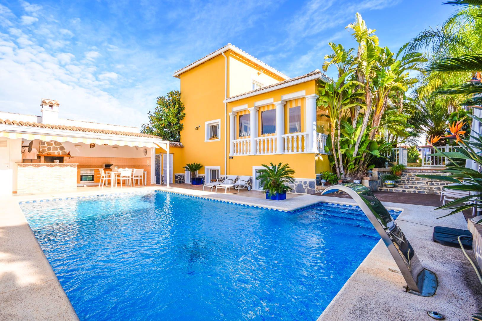 MAGNIFICENT DETACHED VILLA 600 METRES FROM THE BEACH