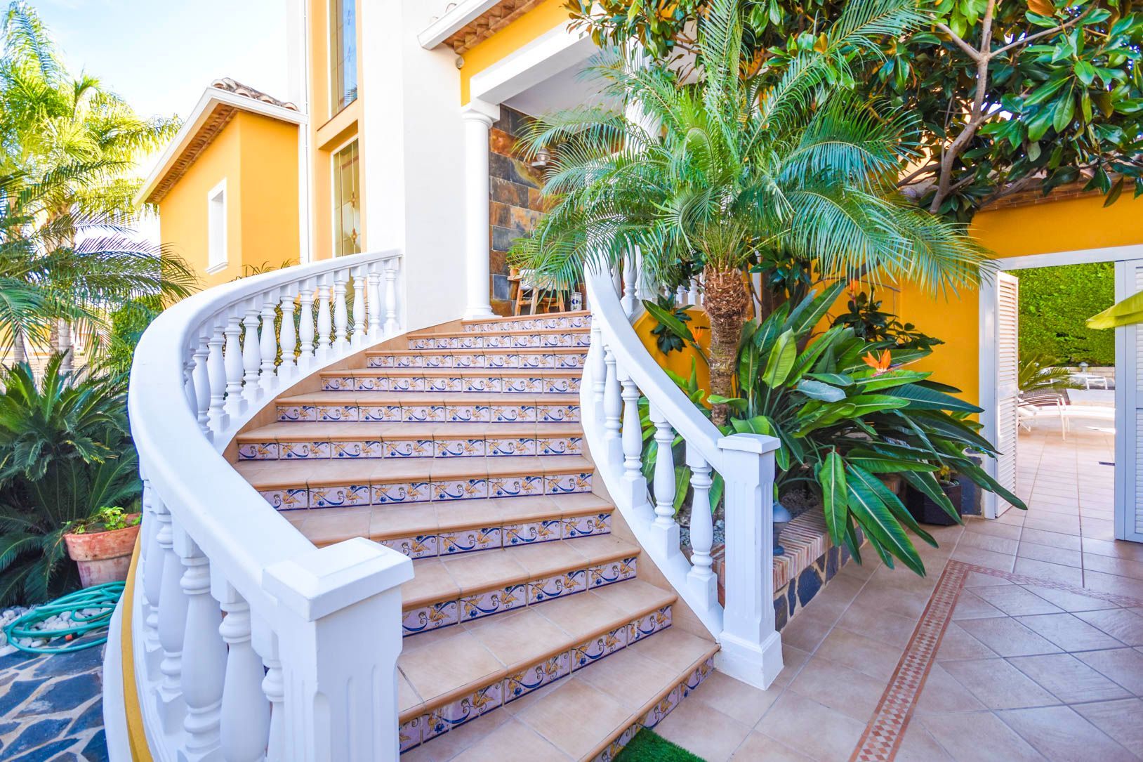 MAGNIFICENT DETACHED VILLA 600 METRES FROM THE BEACH