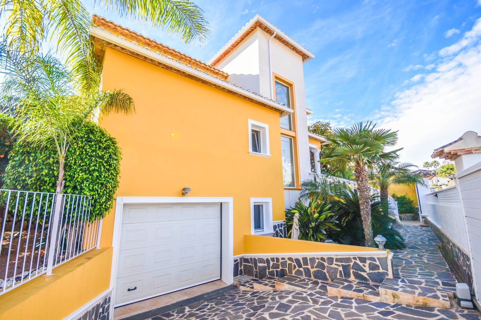 MAGNIFICENT DETACHED VILLA 600 METRES FROM THE BEACH