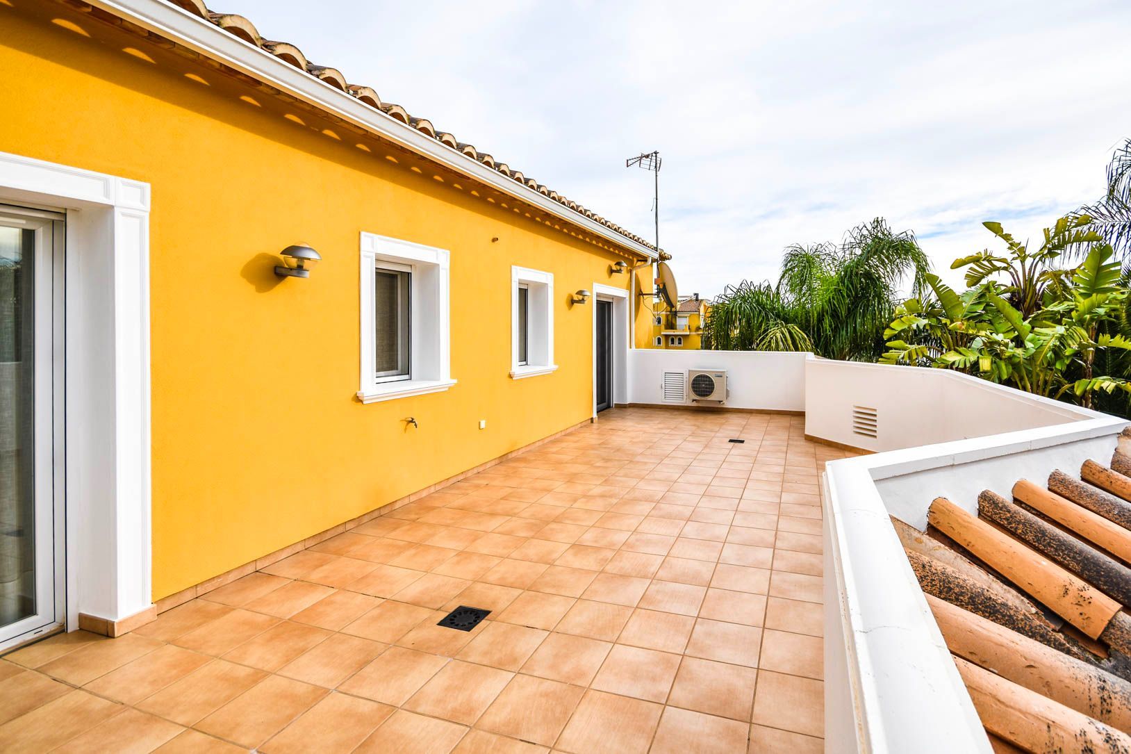 MAGNIFICENT DETACHED VILLA 600 METRES FROM THE BEACH