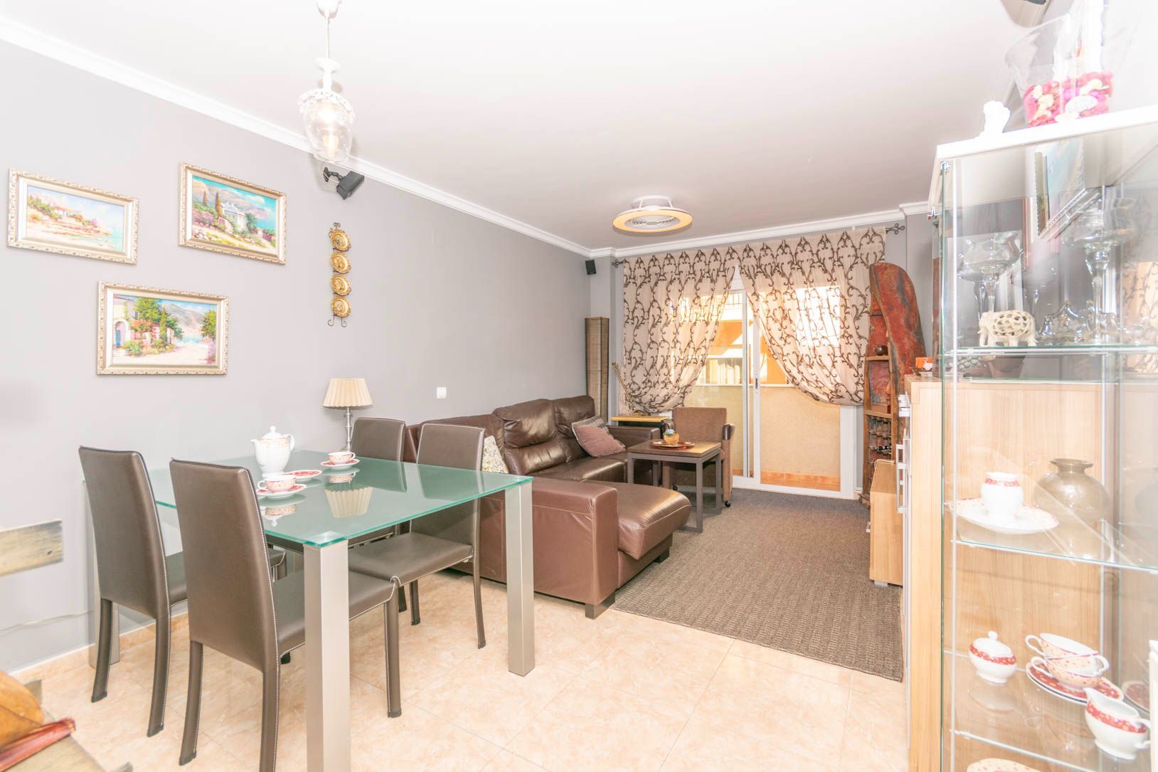 Flat in the central part of the town of Calpe, about 900 m to the Arenal beach.