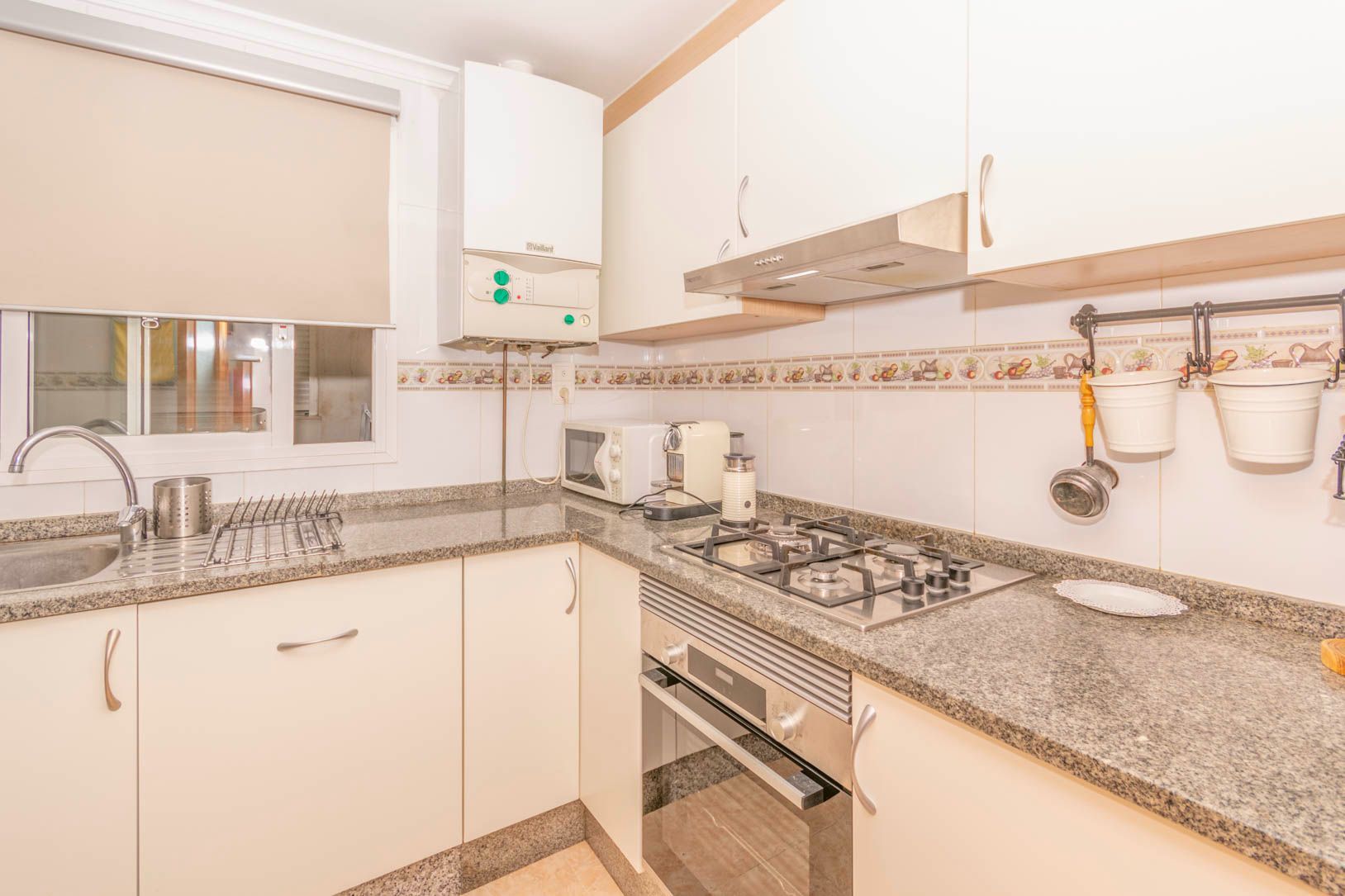 Flat in the central part of the town of Calpe, about 900 m to the Arenal beach.