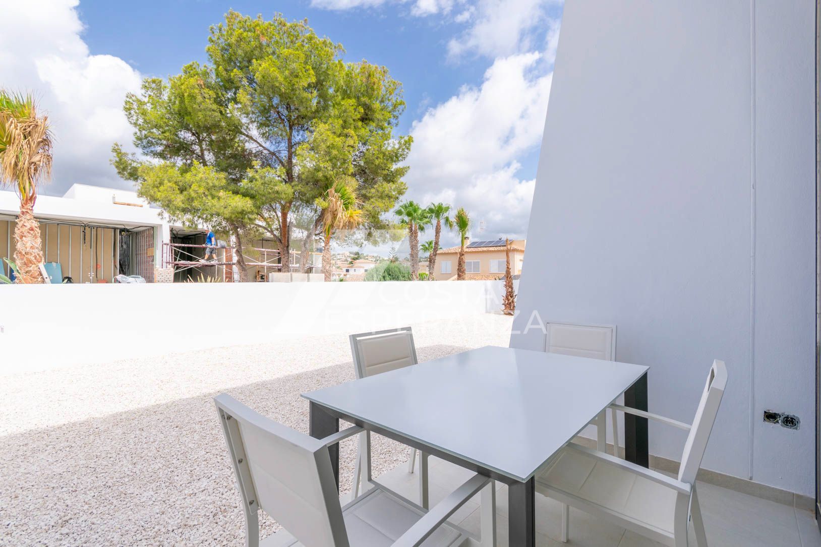 MAISON JUMELÉE DANS UNE URBANISATION PRIVÉE AVEC PISCINE ET TERRAIN DE PADDLE.