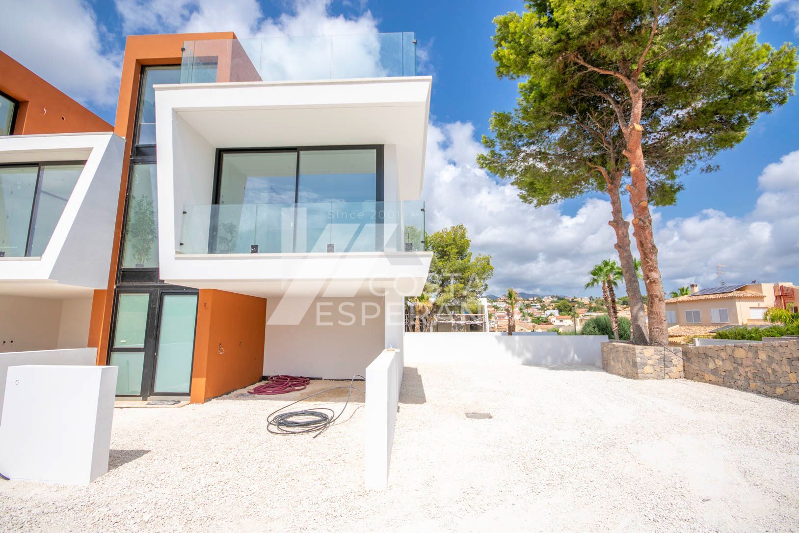 MAISON JUMELÉE DANS UNE URBANISATION PRIVÉE AVEC PISCINE ET TERRAIN DE PADDLE.