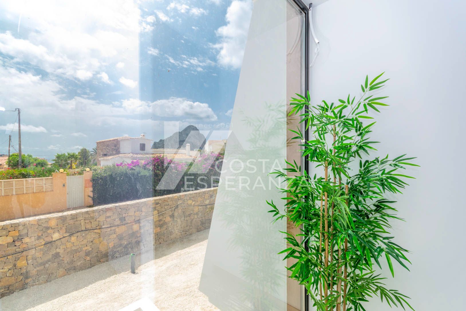 MAISON JUMELÉE DANS UNE URBANISATION PRIVÉE AVEC PISCINE ET TERRAIN DE PADDLE.