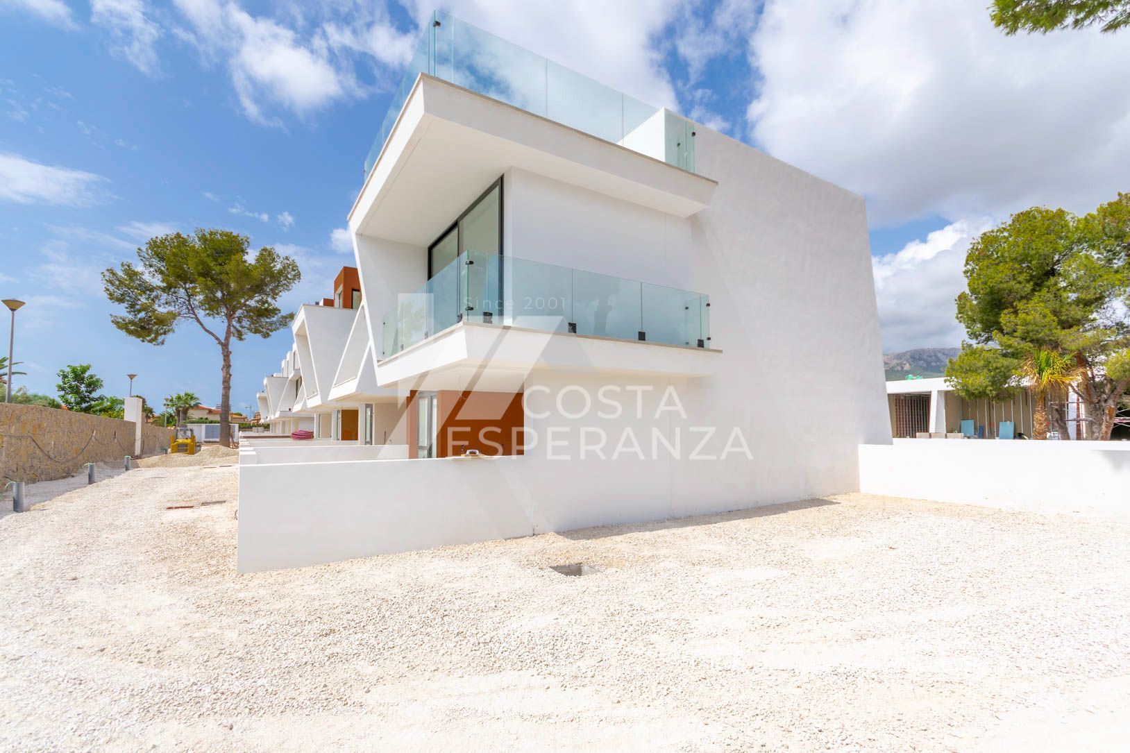 MAISON JUMELÉE DANS UNE URBANISATION PRIVÉE AVEC PISCINE ET TERRAIN DE PADDLE.