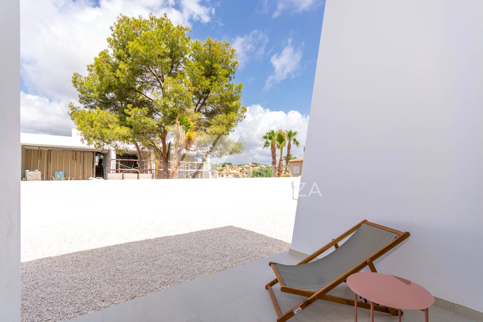 MAISON JUMELÉE DANS UNE URBANISATION PRIVÉE AVEC PISCINE ET TERRAIN DE PADDLE.