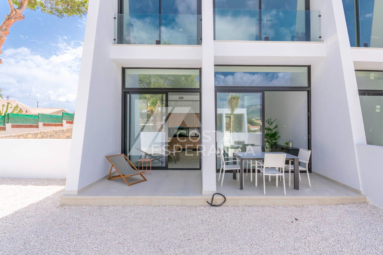 MAISON JUMELÉE DANS UNE URBANISATION PRIVÉE AVEC PISCINE ET TERRAIN DE PADDLE.