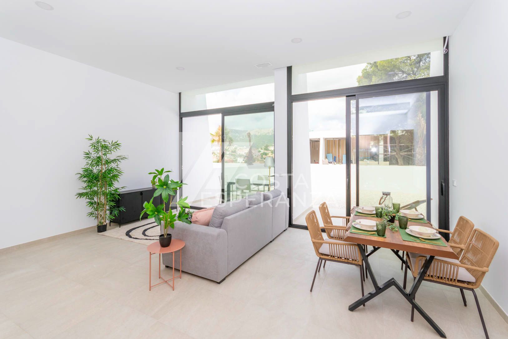 MAISON JUMELÉE DANS UNE URBANISATION PRIVÉE AVEC PISCINE ET TERRAIN DE PADDLE.